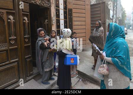 Un travailleur de la santé pakistanais administre un vaccin contre la polio à un enfant lors d'une campagne de vaccination de porte à porte contre la polio à Lahore. Malgré une augmentation constante des cas de coronavirus, le Pakistan a lancé lundi une campagne de vaccination de cinq jours contre la polio dans des conditions de sécurité étroite, dans l'espoir d'éradiquer cette maladie invalidante pour les enfants cette année. (Photo de Rana Sajid Hussain/Pacific Press) Banque D'Images