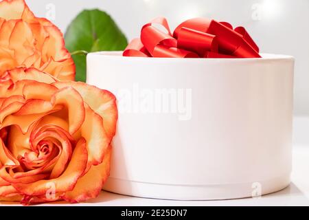 Belles roses jaunes et boîtes cadeaux. Concept de la Saint-Valentin. Banque D'Images