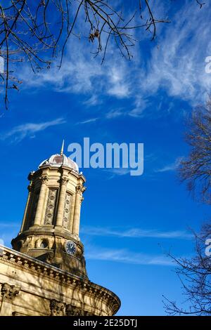 Beau temps au-dessus de l'église réformée unie, village de Saltaire classé au patrimoine mondial de l'UNESCO, village modèle, construit par Titus Salt dans le style Italianate Banque D'Images