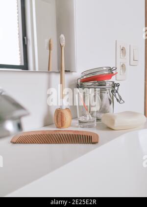 Concept de salle de bain zéro déchet avec des produits sans plastique et réutilisables tels que des cotons-tiges en silicone, des tampons et une brosse à dents en bambou. Style de vie durable. Banque D'Images