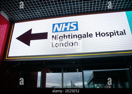 LONDRES DOCKLANDS LONDRES, ROYAUME-UNI 12 JANVIER 2021. Le centre Excel Nightingale Hospital de Londres Docklands a ouvert pour administrer des vaccinations de masse aux membres du public le centre Excel est l'un des sept sites de vaccination de masse contre le coronavirus qui a ouvert à travers l'Angleterre alors que le gouvernement espère administrer 15 millions de jabs d'ici février pour lutter contre la propagation Des infections Covid-19 et de la nouvelle souche mutante de la maladie. Credit: amer ghazzal / Alamy Live News Banque D'Images