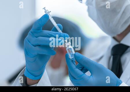 groupe de scientifiques menant des essais du nouveau vaccin . Banque D'Images