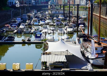 Vue idyllique sur les yachts dans le port de Düsseldorf Media / Medienhafen. Banque D'Images