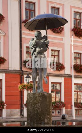 La fontaine des étudiants embrassant devant l'hôtel de ville sur la place de l'hôtel de ville de Tartu. Estonie Banque D'Images
