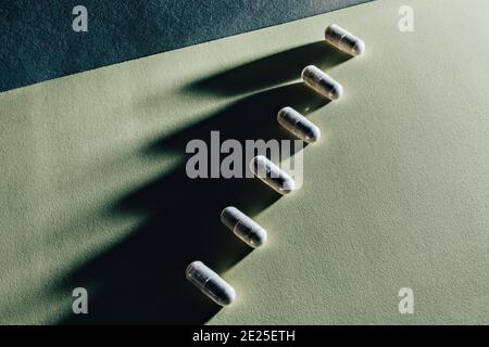 capsules d'orme glissant vue isométrique photo. suppléments nutritionnels projection isométrique concept. Banque D'Images