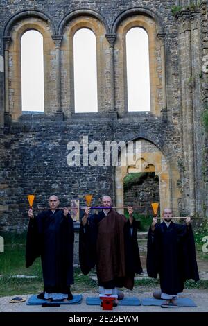 Cérémonie d'ordination (transmission) du maître bouddhiste Zen dans les ruines de l'ancienne abbaye au monastère de Trappist Orval, Orval, Belgique Banque D'Images