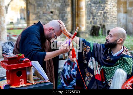 Cérémonie d'ordination (transmission) du maître bouddhiste Zen dans les ruines de l'ancienne abbaye au monastère de Trappist Orval, Orval, Belgique Banque D'Images