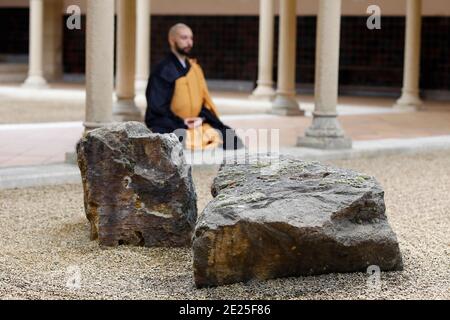 Maître bouddhiste Zen pratiquant le zazen (méditation) dans le jardin zen de l'abbaye trappiste d'Orval, Belgique. Banque D'Images