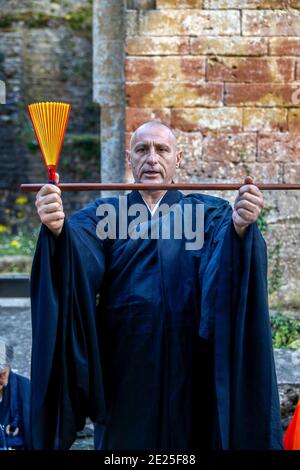 Cérémonie d'ordination (transmission) du maître bouddhiste Zen dans les ruines de l'ancienne abbaye au monastère de Trappist Orval, Orval, Belgique Banque D'Images