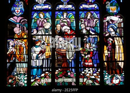 Basilique notre Dame, Alencon, Orne. Vitraux représentant le baptême de Saint Thérèse, situés dans la chapelle où Therese a été baptisé. Banque D'Images