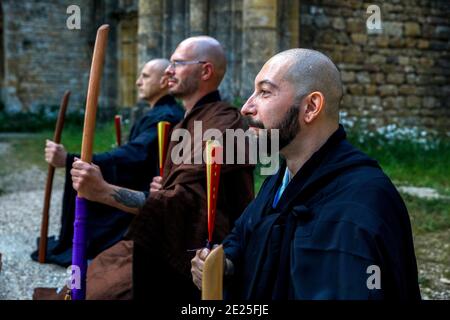 Cérémonie d'ordination (transmission) du maître bouddhiste Zen dans les ruines de l'ancienne abbaye au monastère de Trappist Orval, Orval, Belgique Banque D'Images