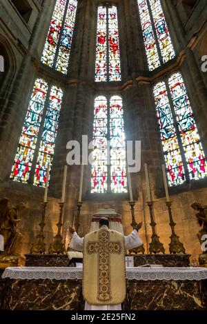 Messe à l'église St Nicolas, Beaumont le Roger, France pendant le confinement en 2019. Banque D'Images