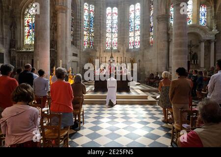 La messe de la Pentecôte dans l'église St Nicolas, Beaumont-le-Roger, France Banque D'Images