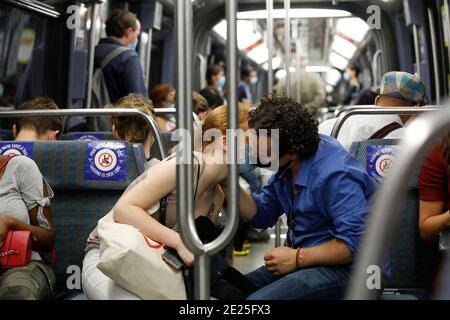 Couple embrassant avec des masques dans le métro de Paris, France Banque D'Images