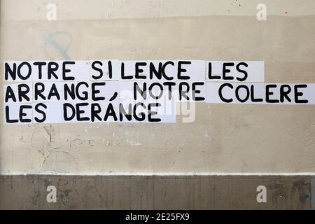 Slogan féministe sur un mur de rue, Paris, France Banque D'Images