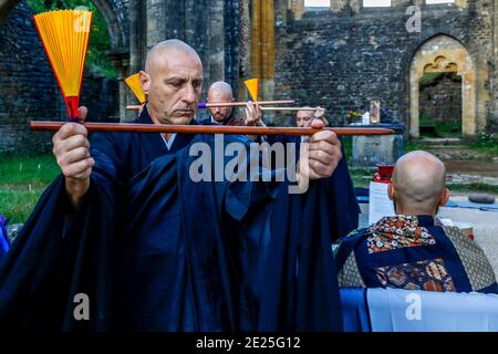 Cérémonie d'ordination (transmission) du maître bouddhiste Zen dans les ruines de l'ancienne abbaye au monastère de Trappist Orval, Orval, Belgique Banque D'Images