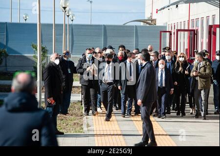 Des politiciens et des procureurs vus pendant l'inspection du site.le ministre italien de la Justice Alfonso Bonafede et le procureur anti-mafia Nicola Gratteri, ainsi que le procureur de Vibo Valentia, Camillo Falvo, et les personnalités concernées ont effectué une inspection du site de la nouvelle salle des bunkers dans la zone industrielle (Area ex Sir) à Lamezia terme. Le 13 janvier 2021, la salle des bunkers, équipée de plus de 600 places, accueillera le maxi-procès Rinascita-Scott, contre la mafia calabraise («ndrangheta), contre plus de 450 suspects, ciblant le crime organisé en Italie et à l'étranger. Banque D'Images