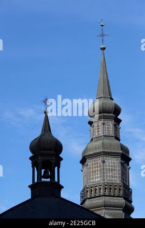 Église Saint Gervais Saint Protais. Tour d'horloge baroque. France. Banque D'Images