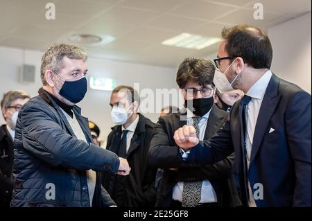 Antonino Spirlì (L), Gouverneur régional de Calabre, vu échanger des salutations. Le Ministre italien de la Justice Alfonso Bonafede et le procureur anti-mafieux Nicola Gratteri, ainsi que le Procureur de Vibo Valentia, Camillo Falvo, Et les personnalités concernées ont effectué une inspection du site de la nouvelle salle des bunkers dans la zone industrielle (zone ex Sir) de Lamezia terme. Le 13 janvier 2021, la salle des bunkers, équipée de plus de 600 places, accueillera le maxi-procès Rinascita-Scott, contre la mafia calabraise («ndrangheta), contre plus de 450 suspects, ciblant le crime organisé en Italie et a Banque D'Images