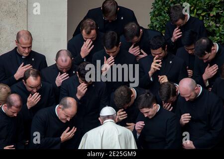 Le pape François prie avec des prêtres à la fin d'un public limité dans la cour de San Damaso au Vatican, le 30 septembre 2020, pendant le CO Banque D'Images