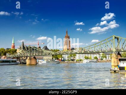 Vue sur le pont Eiserner Steg et la cathédrale de Francfort-sur-le-main Banque D'Images