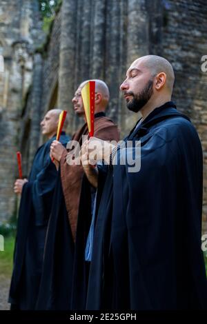 Cérémonie d'ordination (transmission) du maître bouddhiste Zen dans les ruines de l'ancienne abbaye au monastère de Trappist Orval, Orval, Belgique Banque D'Images