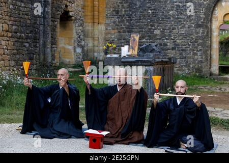 Cérémonie d'ordination (transmission) du maître bouddhiste Zen dans les ruines de l'ancienne abbaye au monastère de Trappist Orval, Orval, Belgique Banque D'Images