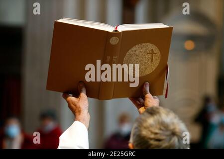 Église catholique pendant l'épidémie de Covid-19. Célébration de masse. Liturgie de la parole. Sallanches. France. Banque D'Images