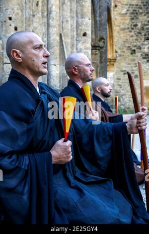 Cérémonie d'ordination (transmission) du maître bouddhiste Zen dans les ruines de l'ancienne abbaye au monastère de Trappist Orval, Orval, Belgique Banque D'Images