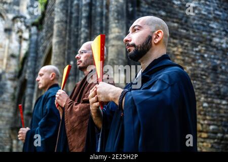 Cérémonie d'ordination (transmission) du maître bouddhiste Zen dans les ruines de l'ancienne abbaye au monastère de Trappist Orval, Orval, Belgique Banque D'Images