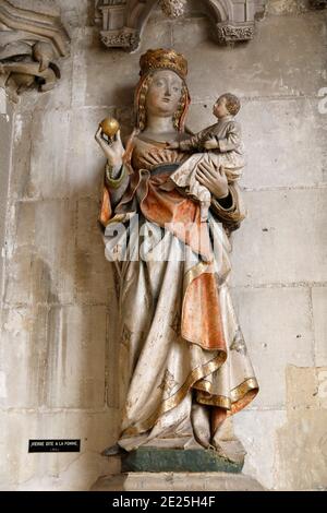 Statue polychrome du XIVe siècle de 'la Vierge à la pomme' à l'église Sainte-Madeleine (Magdalene), Verneuil-sur-Avre, France. Banque D'Images