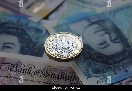 UNE PIÈCE DE MONNAIE BRITANNIQUE D'UNE LIVRE AVEC DES BILLETS DE MONNAIE POUR LES REVENUS DES BANQUES PENSIONS LA BANQUE D'ANGLETERRE ETC ROYAUME-UNI Banque D'Images