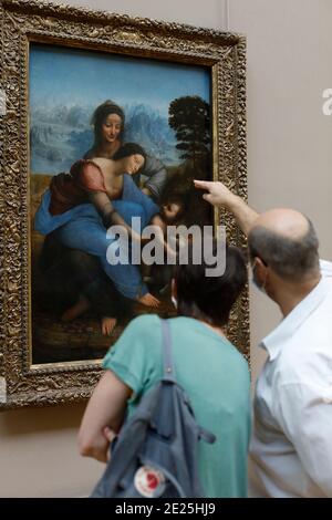 Musée du Louvre, Paris, France. Visiteurs regardant un tableau Leonardo. Banque D'Images