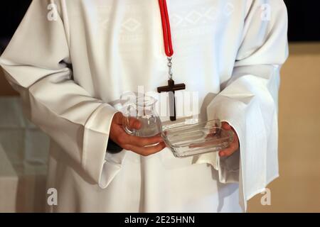 Église catholique pendant l'épidémie de Covid-19. Masse du dimanche. Autel garçon à la célébration eucharistique. Sanctuaire de la Benite Fontaine. France. Banque D'Images