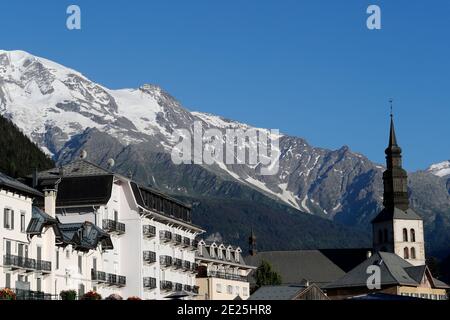 Alpes françaises en été. Village de Saint Gervais-les-bains. L'église. France. Banque D'Images