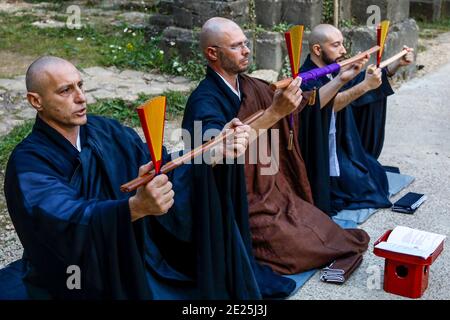 Cérémonie d'ordination (transmission) du maître bouddhiste Zen dans les ruines de l'ancienne abbaye au monastère de Trappist Orval, Orval, Belgique Banque D'Images