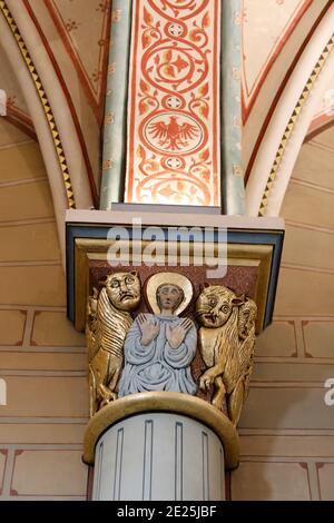 Eglise Saint Germain des Prés, Paris, France. Capital. La Vierge Marie priant parmi les petits de lion, ou Daniel dans le coin des lions. Banque D'Images