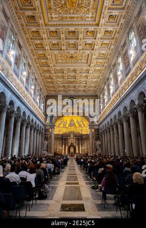 Sainte Messe lors de l'événement Monastero Wi-Fi à Saint Paul, à l'extérieur de la basilique des murs de Rome, Italie Banque D'Images