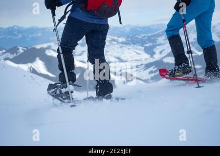 Deux randonneurs à raquettes descendent de Kronberg, une montagne en Suisse Banque D'Images