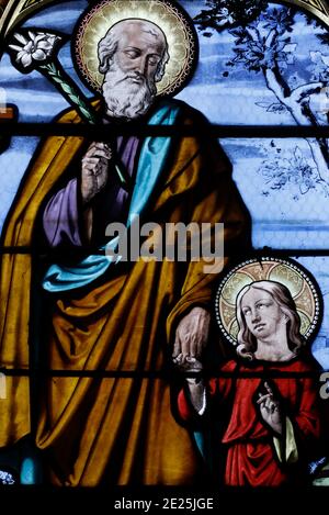 Église Saint Cyr et Sainte Julitte. Fenêtre en vitrail. Saint Joseph et le bébé Jésus. Beaufort. France. Banque D'Images