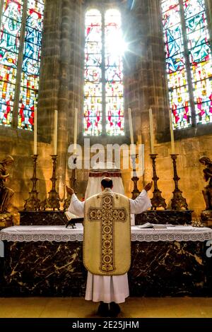 Messe à l'église St Nicolas, Beaumont le Roger, France pendant le confinement en 2019. Banque D'Images