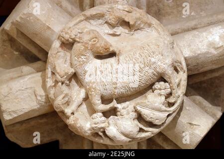 Abbaye cistercienne de Fontenay. Agneau de Dieu. Sculpture. France. Banque D'Images