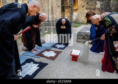 Cérémonie d'ordination (transmission) du maître bouddhiste Zen dans les ruines de l'ancienne abbaye au monastère de Trappist Orval, Orval, Belgique Banque D'Images