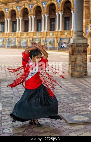 Séville, Espagne - 10 janvier 2021 : danseuse passionnée de flamenco dansant en vêtements colorés sur la Plaza de Espana à Séville Banque D'Images