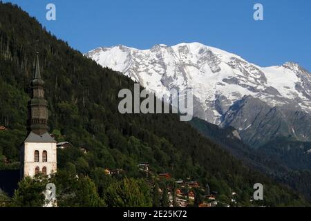 Alpes françaises en été. Village de Saint Gervais-les-bains. L'église. France. Banque D'Images