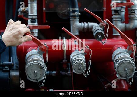 Service des incendies. Véhicule d'urgence. Système de gicleurs. Sapeurs-pompiers français. France. Banque D'Images