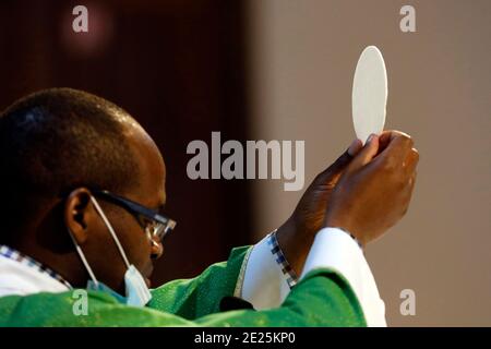 Église catholique pendant l'épidémie de Covid-19. Masse du dimanche. Prêtre à la célébration eucharistique. France. Banque D'Images