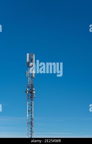 Tour de téléphonie mobile pour la couverture du réseau devant ciel bleu Banque D'Images
