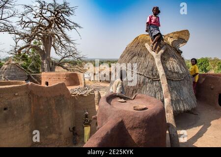 Ancienne Batammariba se tenant dans le grenier au-dessus de sa 'takienta', la maison traditionnelle de la tour de terre de la région de Koutammakou. Togo Banque D'Images