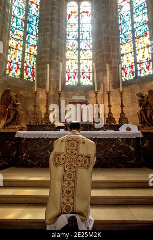 Messe à l'église St Nicolas, Beaumont le Roger, France pendant le confinement en 2019. Banque D'Images